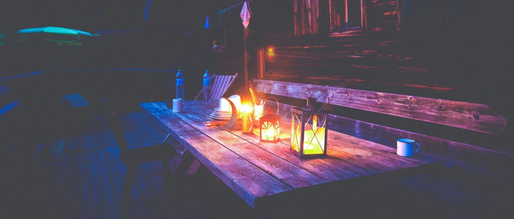Tuinmeubelen trends voor deze zomer: kaarsen en lantaarns op tafel