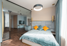 Hoe kies je het juiste dekbedovertrek voor elk seizoen? bed in slaapkamer met blauwe tint