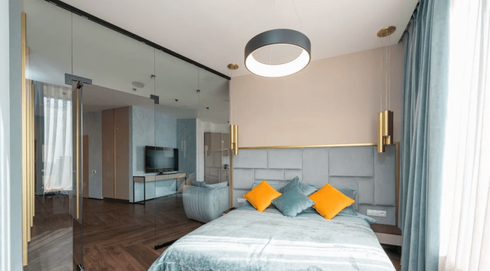 Hoe kies je het juiste dekbedovertrek voor elk seizoen? bed in slaapkamer met blauwe tint